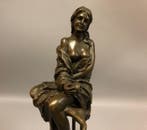 Beeld, Vrouw op kruk met appel - 29 cm - Brons