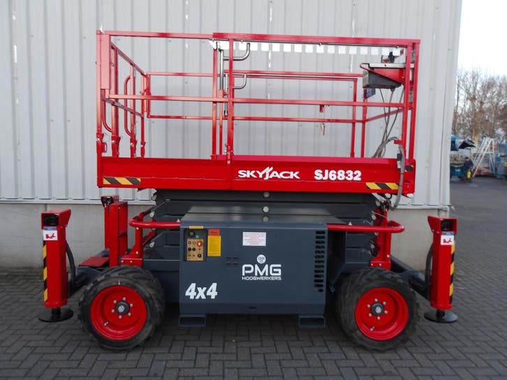 Schaarhoogwerker 4x4 SkyJack SJ6832RT , 2018 , 12m , gekeurd, Zakelijke goederen, Machines en Bouw | Industrie en Techniek