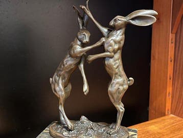 sculptuur, “Boxing Hares” - 25 cm - Brons, Marmer