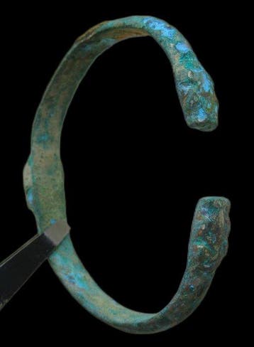Viking periode oude bronzen armband, eindstukken in de vorm