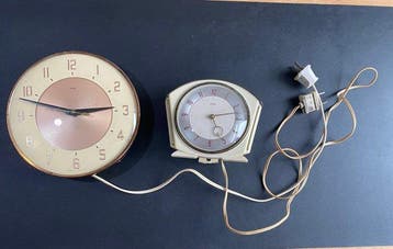 Klok (2) - Metamec - Metaal - 1950-1960 - onbekend / niet