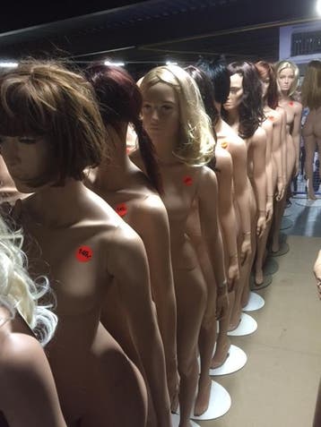 Realistische damesfiguren met pruik
