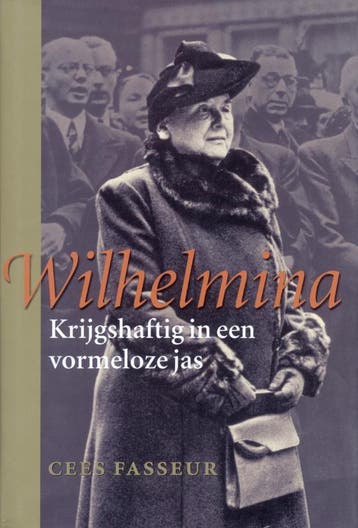 Wilhelmina Krijgshaftig in een vormeloze jas - Cees Fasseur, Verzenden, Gelezen, Cees Fasseur