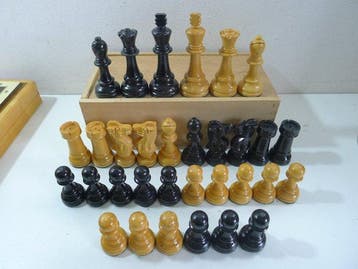 jeu déchecs type Staunton en coffret signé sans échiquier