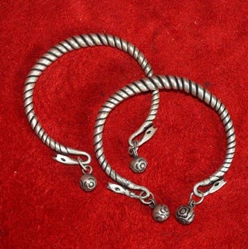 Set van 2 gedraaide armbanden met hangers MIAO - HMONG, 56 g