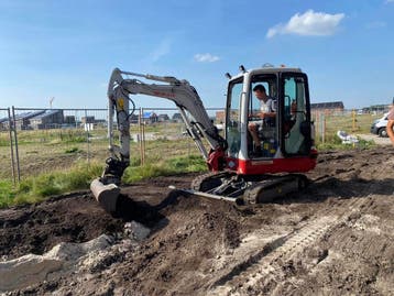 Minikraan met machinist gezocht!