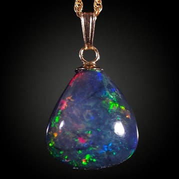 Geen bod – 4,95 ct Donker peervormige opaal met groen en