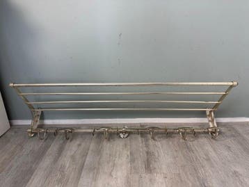 Kapstok - zilverkleurige Art Deco treinkapstok is gemaakt