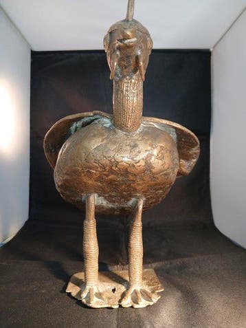 Bronzen beeldje – staande Coq Okpa, in de koninklijke