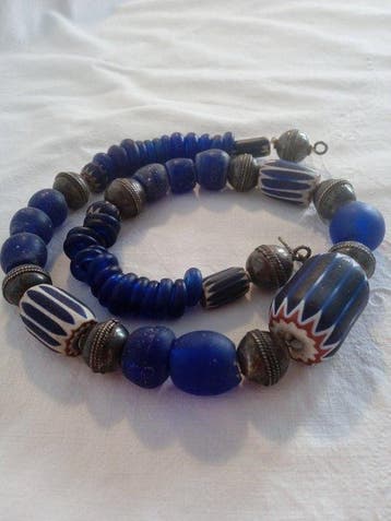 Ketting met hedendaags ontwerp met oude glas-handels kralen,