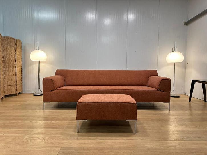 NIEUW geherstoffeerd Design on Stock Bloq 4-zits + hocker, Huis en Inrichting, Banken | Bankstellen, 250 tot 300 cm, 75 tot 100 cm