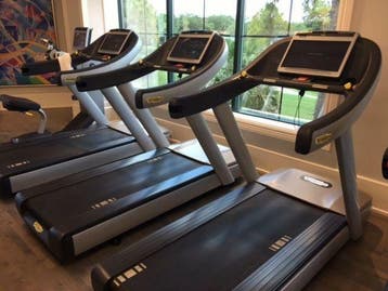 FAILISEMENT professionele loopband TECHNOGYM  9395 nu 2199,-, Ophalen, Zo goed als nieuw, Rug, Loopband