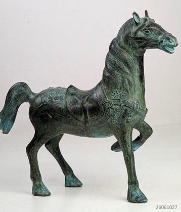 bronzen sculptuur van een paard in de stijl van de Chinese