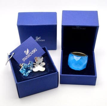 Themacollectie - Verzameling Swarovski-speldjes en ring, Antiek en Kunst