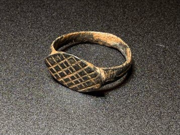 Viking periode Brons Aantrekkelijke vissersring met een