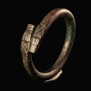 Viking periode Brons Bracelet, Sköll en Hati wolvenkoppen