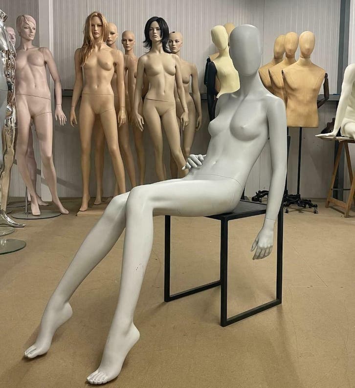 Dames etalagepop zittend egghead nu € 95,00, Zakelijke goederen, Kantoor en Winkelinrichting | Winkel en Inventaris, Ophalen of Verzenden