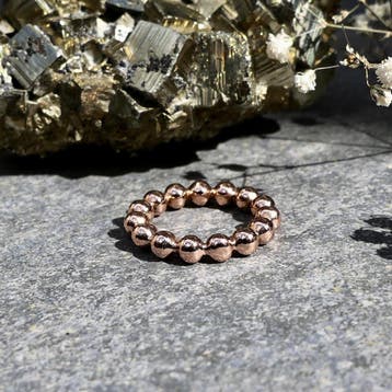 Roségouden ring met bolletjes, Sieraden, Tassen en Uiterlijk, Gebruikt, Ophalen of Verzenden, 17 tot 18, Dame