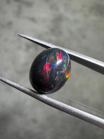 Natuurlijke zwarte opaal uit Ethiopië - 3,73 karaat ovale