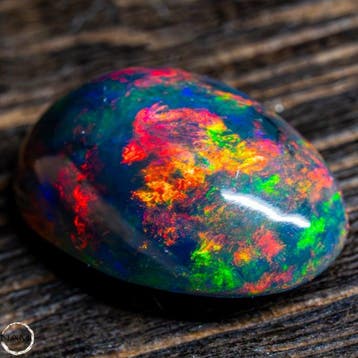 Zeldzame zwarte opaal cabochon met een sterk