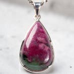 Zilveren hanger met een robijn cabochon in zoïsite – Een, Verzamelen, Mineralen en Fossielen