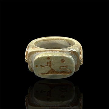 Replica van het oude Egyptische Ring die een zittende