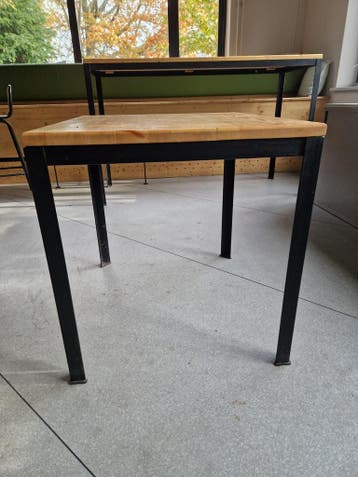 Tafel 80x80 cm, houten blad, metaal onderstel, gebruikt -, Ophalen of Verzenden, Gebruikt