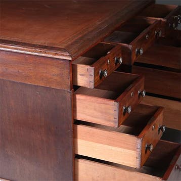 Zeer klein semipartner desk - Bibliotheektafel of centertabl, Antiek en Kunst, Antiek | Meubels | Tafels, Ophalen of Verzenden