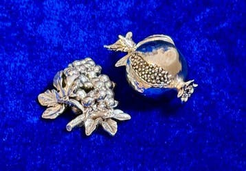 Beeldje - Grape Cluster & Pomegranate - Hallmarked (2) -