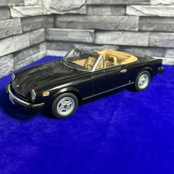 Autoart 1:18 - Modelauto - Fiat 124 Spider, Nero Interni, Nieuw