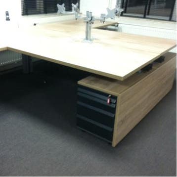 (MDK-104869) Ahrend Essa hoekopstelling maatwerk, Huis en Inrichting, Bureaus, Ophalen of Verzenden, In hoogte verstelbaar, Gebruikt