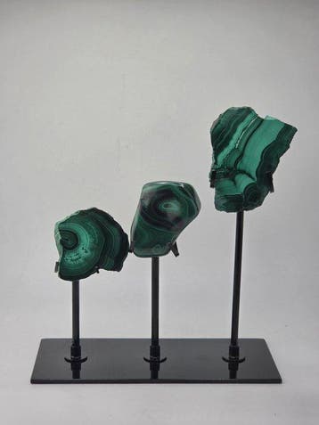 Elegante set van 3 natuurlijke malachietschijfjes op metalen, Antiek en Kunst