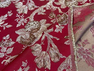 GCFabrics – Lampasso Floraal Imperiaal Robijnrood –