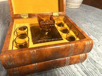 CAVE A LIQUEUR FAUX LIVRES AVEC BOITE A MUSIQUE -
