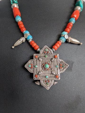 Zilver, koraal, turquoise, glas - Ketting met hanger - Nepal, Antiek en Kunst, Kunst | Niet-Westerse kunst