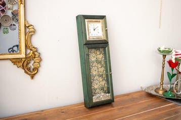 Vitrine - Wandkast met klok en drie planken. - Hout, Zilver,, Antiek en Kunst, Curiosa en Brocante