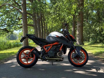 KTM 1290 Super Duke R | Tech Pack | Austin Racing | Carbon, Quickshifter, 2 cilinders, Occasion, Motorrijbewijs A