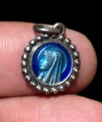 “L’Aura di Lourdes” – Devotionele hanger in donkerblauw