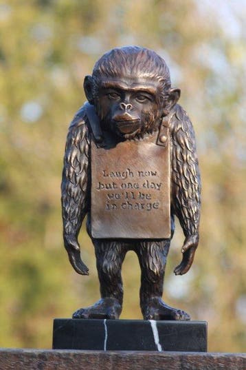 naar banksy - sculptuur, aap met tekst banksy - 26 cm -, Antiek en Kunst