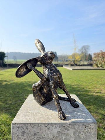Beeldje - Hare scratiching ear - Brons