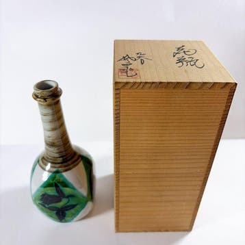 Vaas - porselein, groene glazuur, gouden decoratie - Japan -
