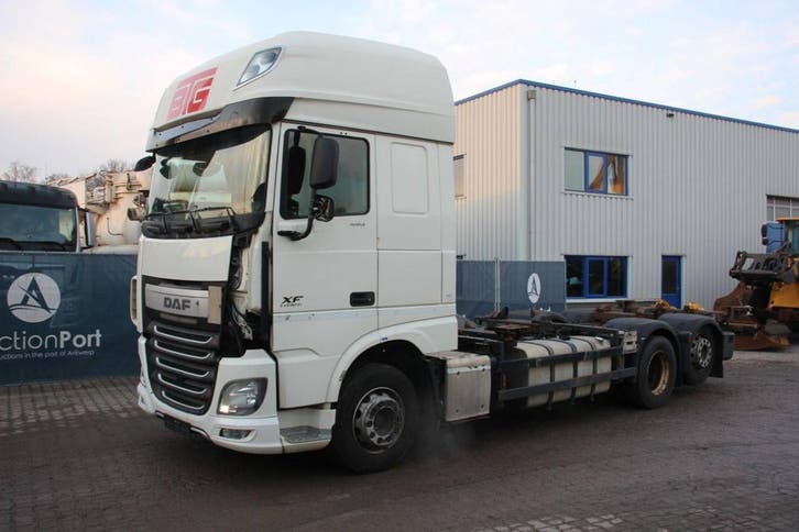 Veiling: Containertransport vrachtwagen DAF XF Diesel 2017, Auto's, Vrachtwagens, Automaat, BTW verrekenbaar, Diesel, Wit, DAF