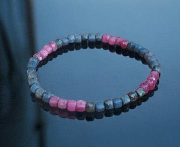 Robijn en saffier. Tweekleurige armband van hoge kwaliteit.