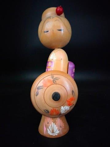 Kishi Sadao - Beeldje, Fujiiro / mooie kokeshi geisha meisje, Antiek en Kunst