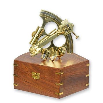 A BRASS SEXTANT IN WOODEN BOX (Beeldjes - Decoratie), Verzenden, Nieuw