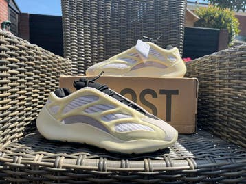 Yeezy Boost 700 V3 - Azael - Maat 42 - Compleet Nieuw!, Kleding | Heren, Overige kleuren, Verzenden, Nieuw, Sneakers of Gympen