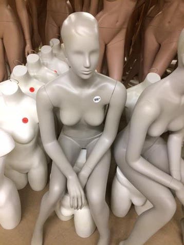 Dames etalagepop zittend serena