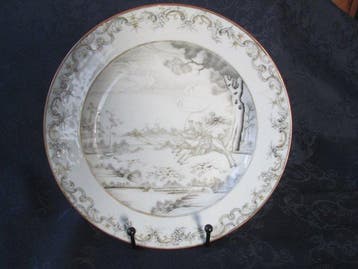 Chinees porseleinen grisaille bord met jachttafereel. circa, Antiek en Kunst