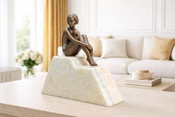 Soms zegt stilte meer dan woorden - sculptuur, Brons- Vrouw