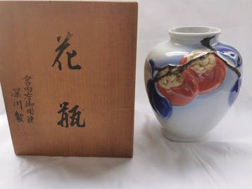 Fukagawa Seiji Porseleinen vaas met gesculpteerd kaki-motief, Antiek en Kunst
